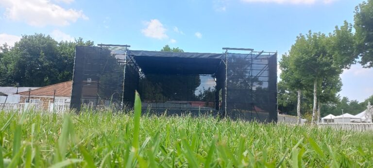Outdoor Flat roof stage